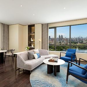 One-Bedroom Suite Dining Area Lake View